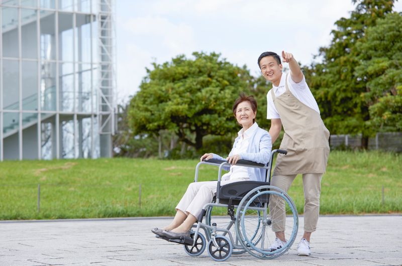 車いすの老人とスタッフ